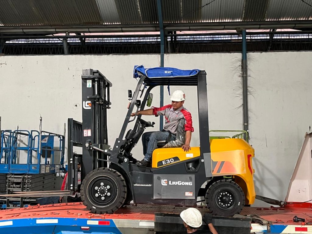 Rental Forklift Harian Karang Pilang